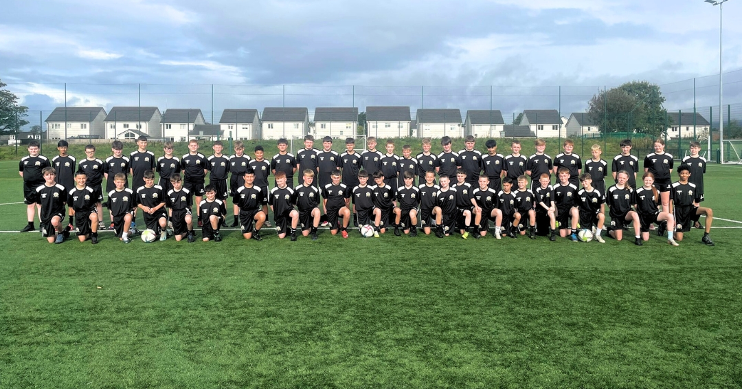 SMFC_CF's tweet photo. A proud moment yesterday for our S2 and S3 pupils at Renfrew High School as they received their Football Smart kits. This new bespoke programme will support our young people both on and off the pitch.
#FootballSmart #StMirrenCharitableFoundation #OurStMirren #StMirrenFC #StMirrenFootballClub #SMFC
@saintmirrenfc | @stmirrenwfc | @smisatrust | @SLOStMirren