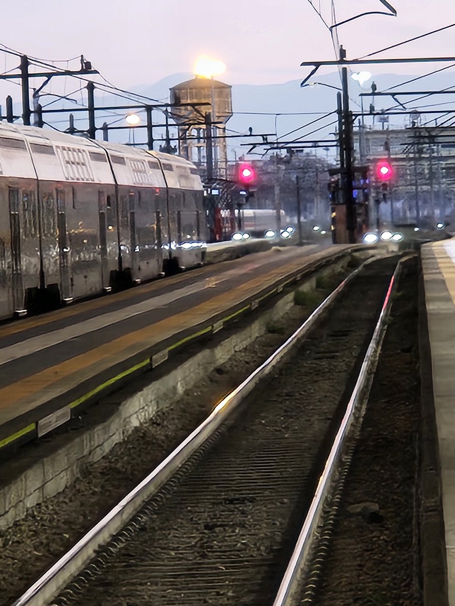 AndreaGiuricin's tweet image. Stamattina, mentre aspettavo il #treno e stavo facendo questa foto, mi ha fermato in stazione un macchinista per ringraziarmi per la mia "battaglia" sul settore #taxi.
Mi sono stupito, ma io sono contento che è sempre più chiaro che riformare #taxi e #NCC porterebbe migliaia di…