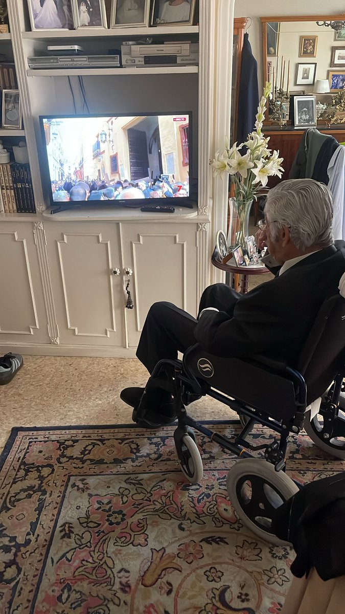 Maestro, yo te llevaré tu programa de cofradías hasta la gloria. No sé cómo, pero te lo llevaré.
Voy a quererte siempre.
Descansa.