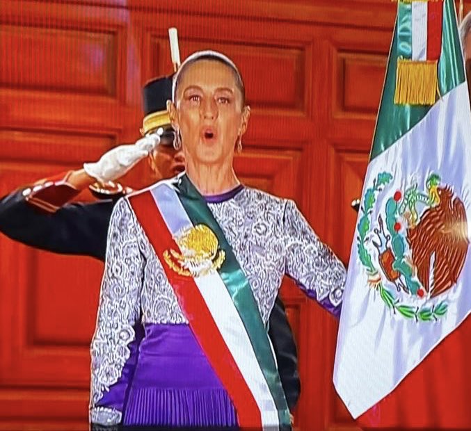 RubenBeltranG's tweet photo. Qué bueno ver a una mujer en ese balcón !  Felices Fiestas Patrias !!  #VivaMéxico!! https://t.co/kKwLdfAJ4C