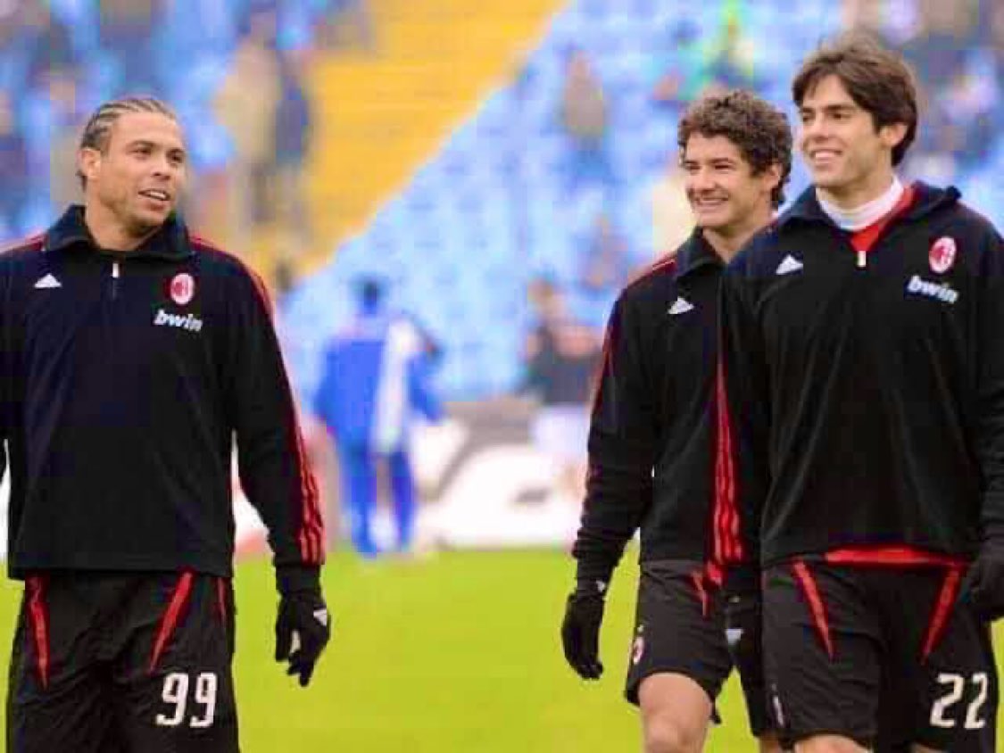futbolkulisicom's tweet photo. 🔴 Pato: “Milan soyunma odasına girdiğimde 17 yaşındaydım. Ronaldo bana Playboy dergisini uzattı ve ‘Benim tayfada mısın yoksa Kaka’nın kilise ekibinde mi?’ dedi.” 😁 https://t.co/4OKG5HyIql