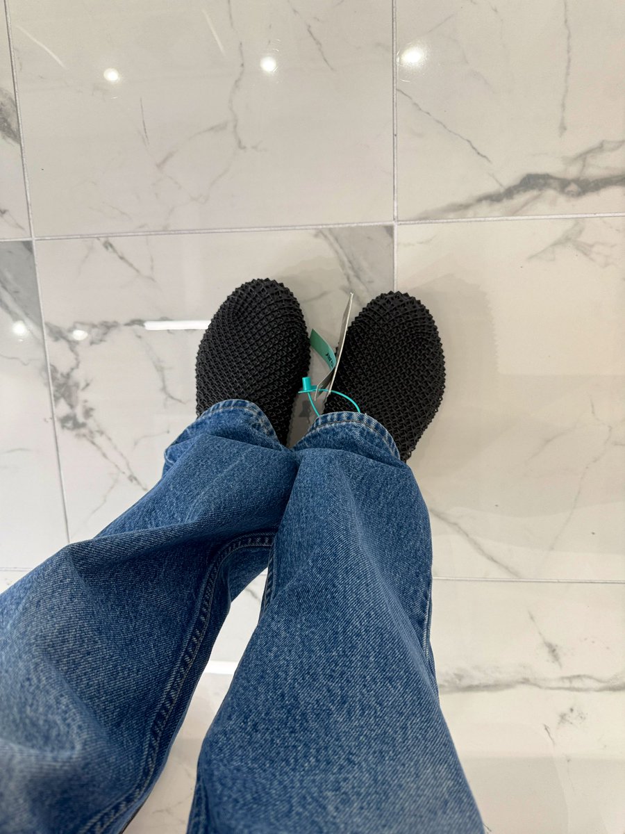 今日から大阪出張という事で、リサーチも兼ねて<a href="/STARAY_JP/">Staray Japan</a> のスニーカーを試着&amp;購入

それまで履いてきたonのクラウドモンスターと軽さはほぼ同じ。踵部分が柔らかいから履きやすくて、通気性もいい。これが2万円台はなかなかすごいと思う。