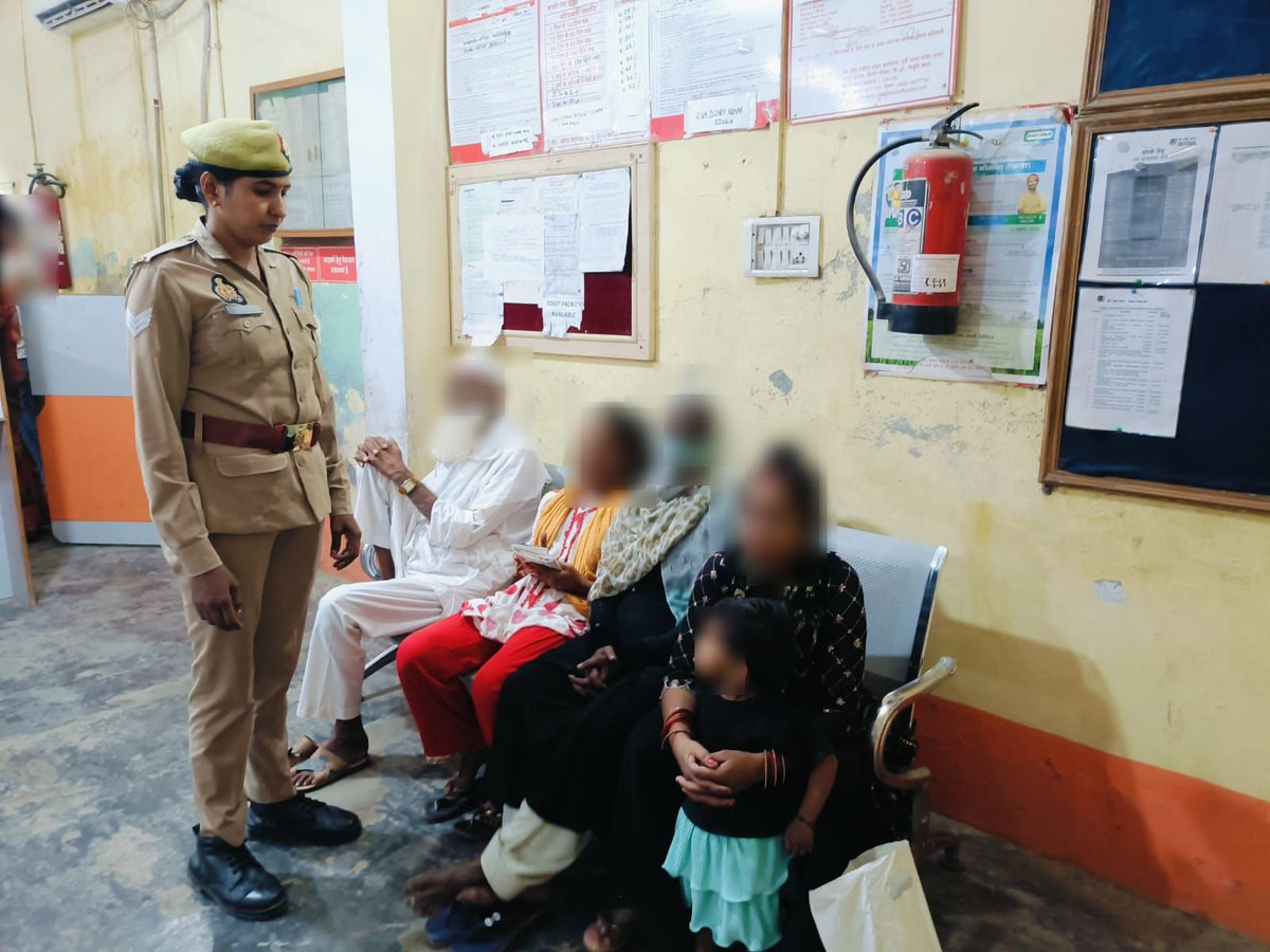 #एसपीˍरामपुर के निर्देशन में #महिलाˍसुरक्षाˍदल थाना शहजादनगर #Rampurpolice द्वारा #मिशन_शक्ति_अभियान के अन्तर्गत बालिकाओं/महिलाओं को हेल्पलाइन नम्बरों व साईबर अपराध से सम्बन्धित विस्तृत जानकारी  देकर जागरुक किया गया ।
#UPPolice
#MissionShakti