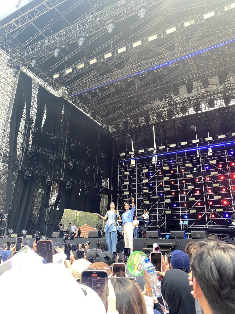 Komangiri's tweet photo. @taylorswift13 @Adele Ceklist idup udah makin terpenuhi. Nonton raisa sama bebob. Panas bgt kyk di neraka nonton raisa jam 12 siang untung w cinta mati btw bonus sama afgan. https://t.co/sxF4UFYNBj