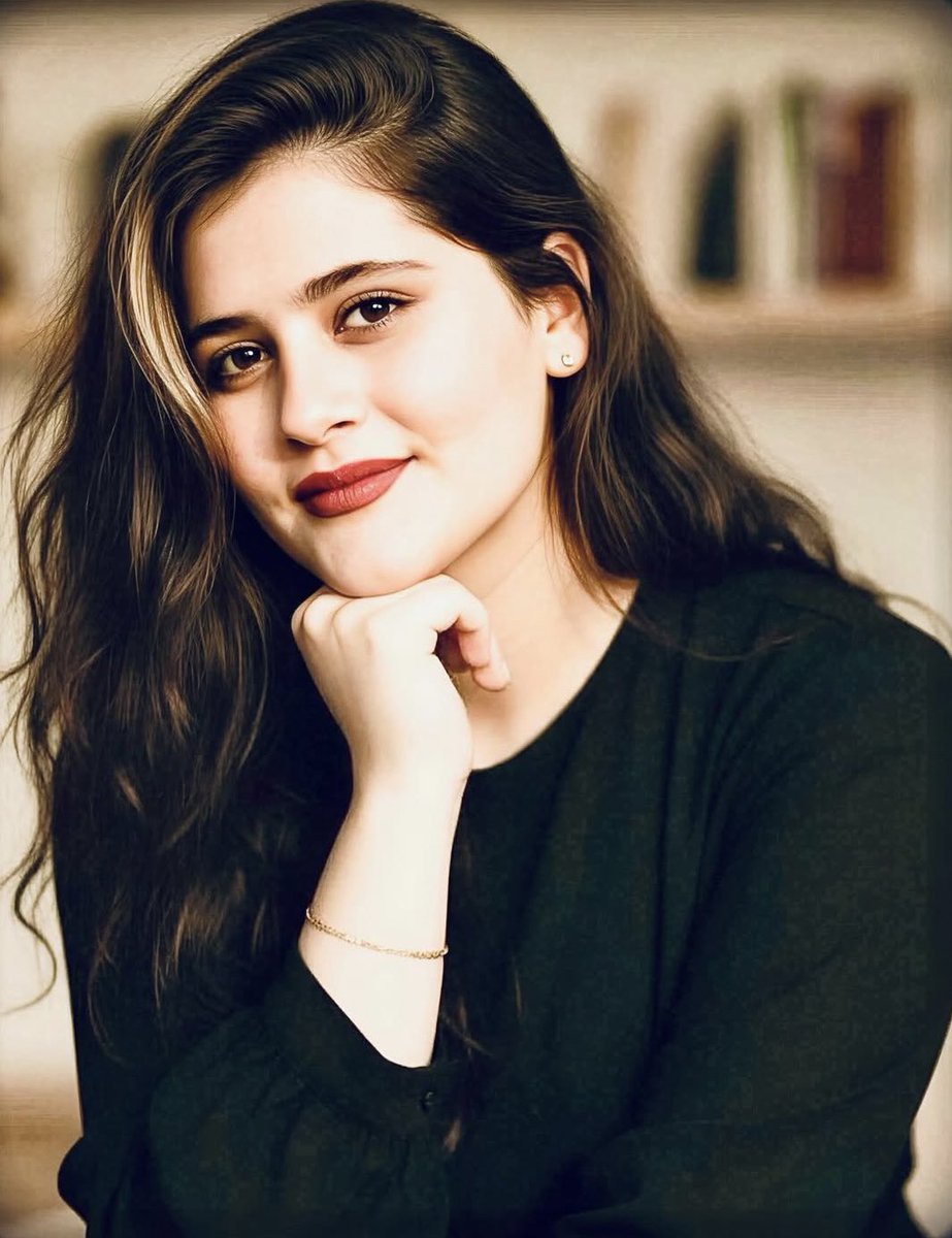 Il y a trois ans jour pour jour, Mahsa Amini, 22 ans, perdait la vie après avoir été arrêtée et battue à mort par la police des mœurs de la République islamique d’Iran.

Son « crime » ? Avoir laissé apparaître une mèche de cheveux qui dépassait de son voile.

De cet assassinat