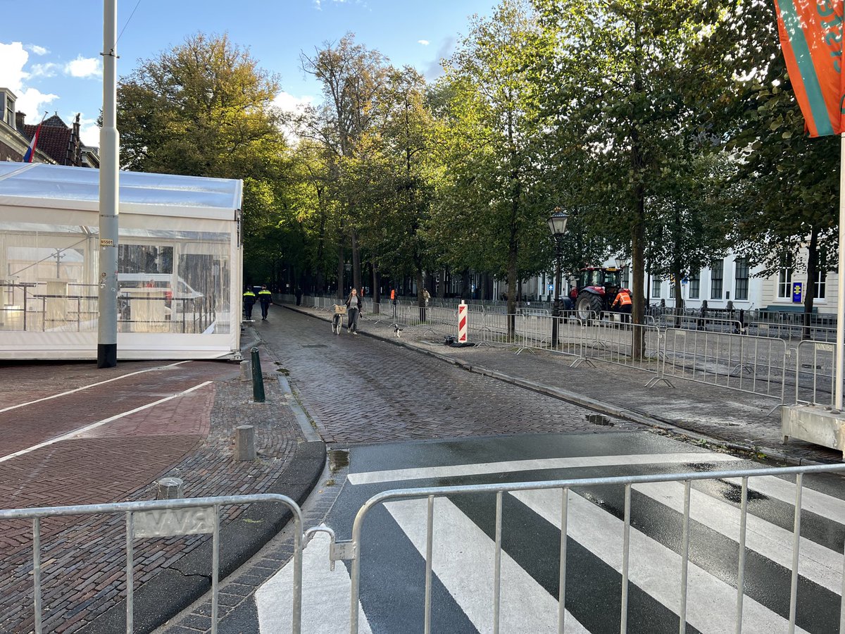 Wat een drukte in Den Haag. Tribunes, dranghekken en agenten.
#prinsjesdag