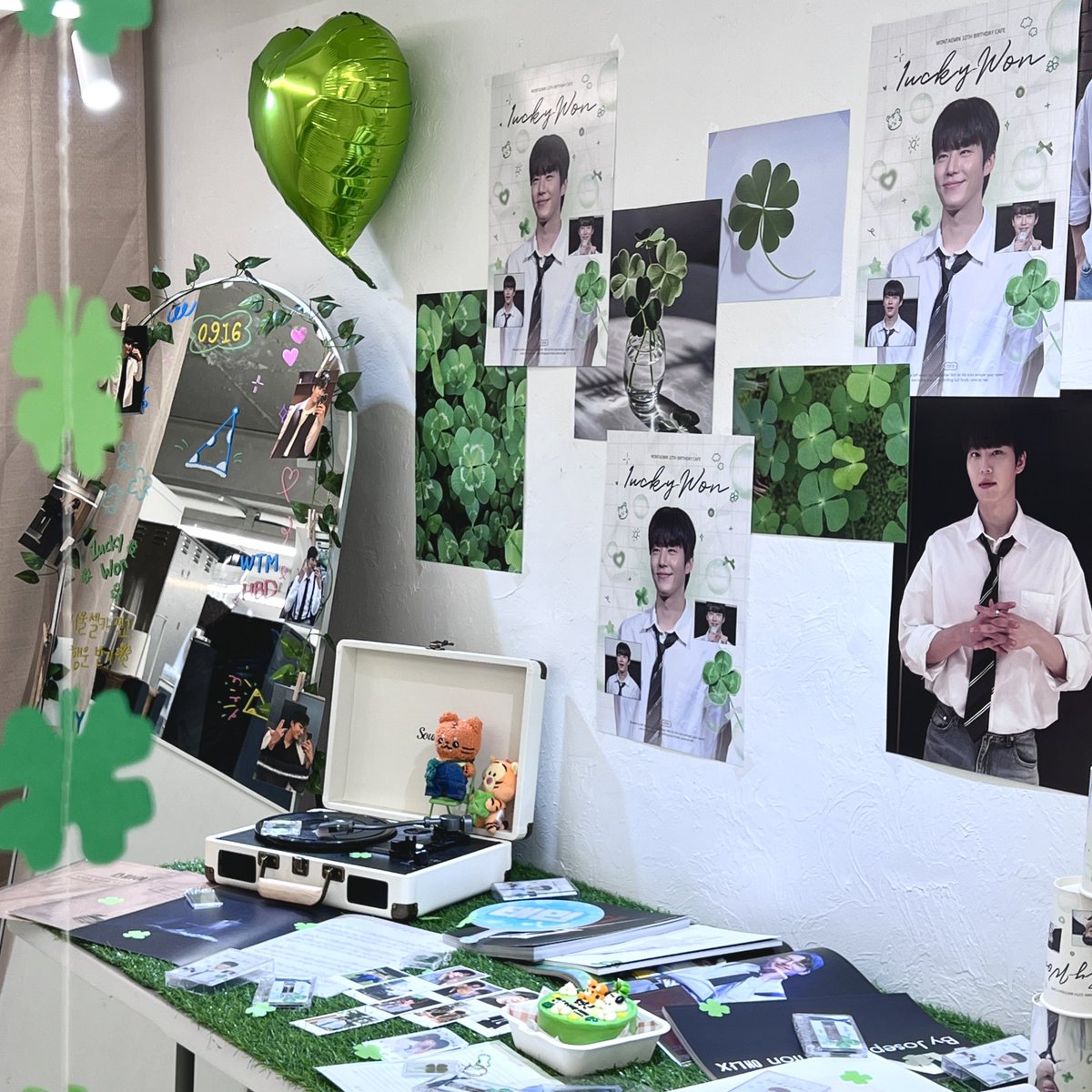 1ucky_won's tweet photo. 🍀

카페는 금일 오후 8시까지만 운영합니다 ♡

액자, 포스터, 사진 등의 나눔은 
마감 이후에 진행 예정입니다 (개인 소장품 제외) https://t.co/NEP1BZapYU