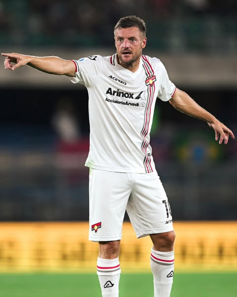 And one day, 13 years later, Jamie Vardy was playing for a club other than Leicester City. After 200 goals, more than 65 assists, and five titles in 500 appearances for the Foxes, the historic English striker made his official debut with Cremonese in Italy's Serie A.