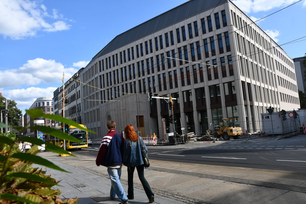 Das Bischöfl. Ordinariat in #Dresden zieht um: Ab 6.10. ist die neue Adresse das Propst-Beier-Haus (Schweriner Str. 27). Nachhaltig, barrierefrei &amp; im Kostenrahmen von 48 Mio. € gebaut. Herzstück: Die neue Kapelle. 40% des Gebäudes werden vermietet.
Mehr: bistum-dresden-meissen.de/aktuelles/bisc…