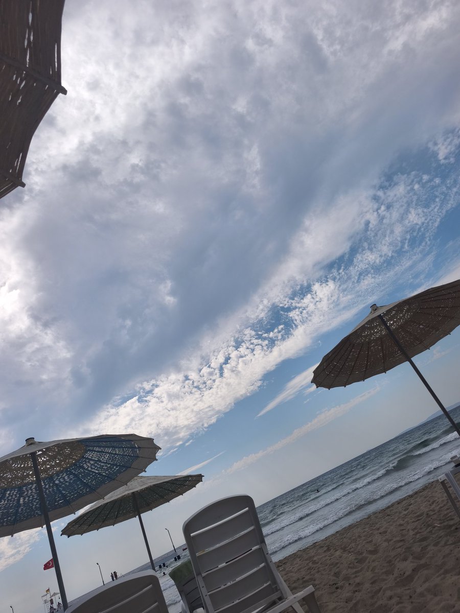 bin ölümü boğan gözlerin var
böyle renk renk
hep mutluyuz aslında 
bakma sen havaya
korkuyorsak sebepsiz 
o da değil mi çok sevmekten
kaktüsüm çiçek vermiş 
adını sen koydum 
hep mutluyuz aslında 
çünkü nereye varsak sen varsın