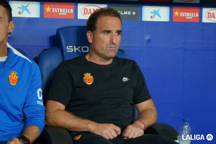PauFerragut's tweet photo. La cara d'Arrasate ja era un poema abans del partit.
Xerrant clar: perdran fins que destitueixin l'entrenador i/o la planta noble restitueixi Dani Rodríguez i el poder a les vaques sagrades del vestidor.
Després demanaran unitat i se celebrarà la permanència com un títol. https://t.co/CetErdE5wK