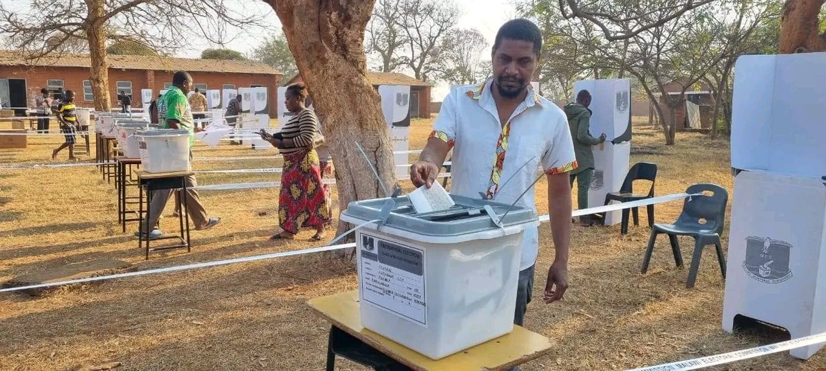zodiakonline's tweet photo. #2025GeneralElection
A Phunziro Mvula, omwe akuyima nawo pa chisankho ngati President, aponya voti yawo pa secondary school ya Dzenza mu constituency ya Lilongwe City Dzenza. https://t.co/yeOQut88lJ
