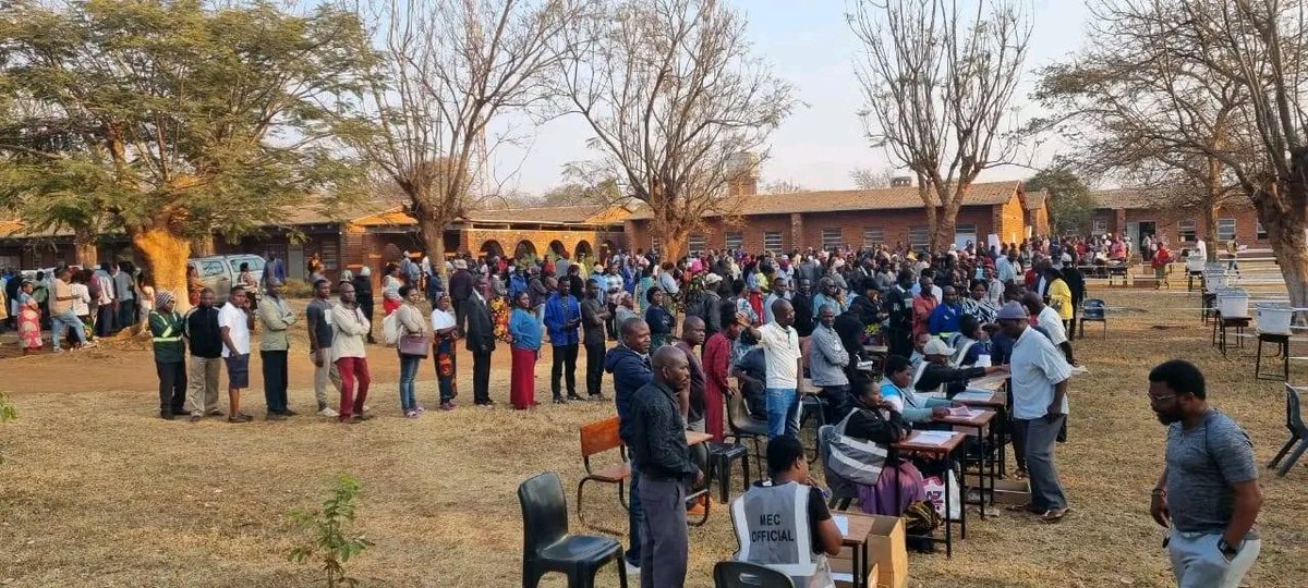 zodiakonline's tweet photo. #2025GeneralElection
A Phunziro Mvula, omwe akuyima nawo pa chisankho ngati President, aponya voti yawo pa secondary school ya Dzenza mu constituency ya Lilongwe City Dzenza. https://t.co/yeOQut88lJ