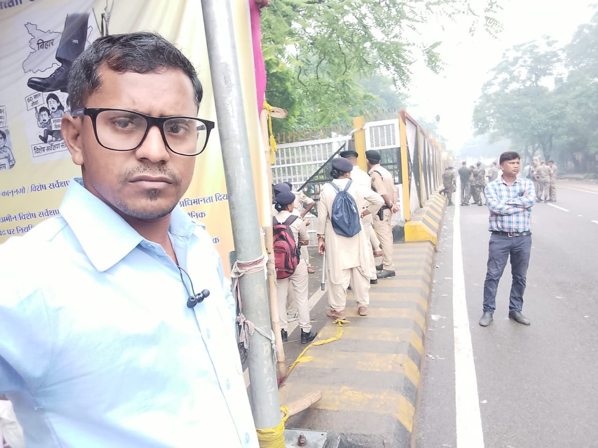 Dhiraj1028's tweet photo. बिहार मै NDA  सरकार जब चुनाव से पहले 31 दिन से शांतिपूर्ण  धरना को लाठी और बल से दबाया जा रहा है तो सोचिए चुनाव के बाद आपको आतंकवादी  देशद्रोही घोषित न कर दे 
#LrcPermanent #SurveyKarmi
#SamvidaKarmi #60Saal60Hazar
#JusticeForSurveyKarmi
@NitishKumar @sanjay_saraogi https://t.co/cxWh8pPKfM