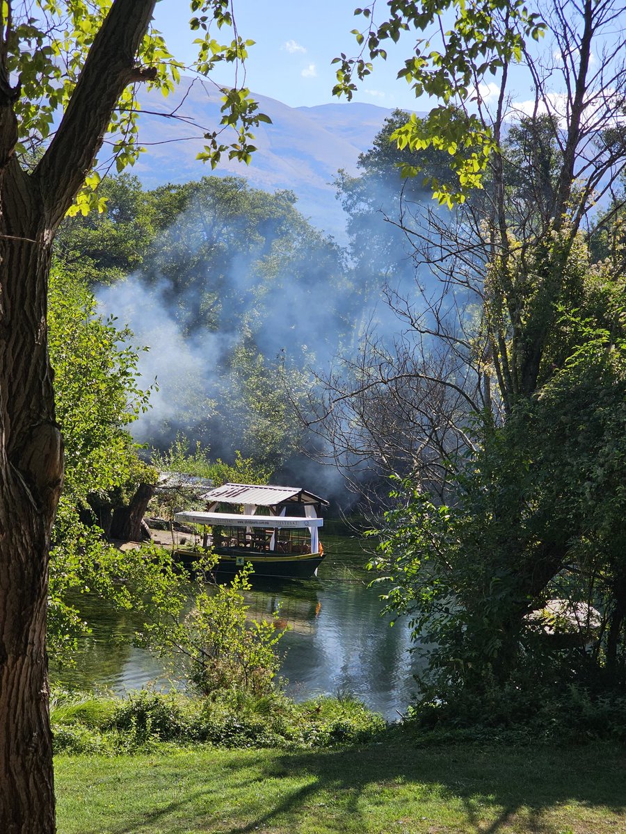 Ohrid/mekodanya saat 09.50 ohrid gölünü besleyen ırmağın cıkış yeri ve 1000 yıllık birde kilise var burada burayı çok iyi gelire dönüştürmüşler ...