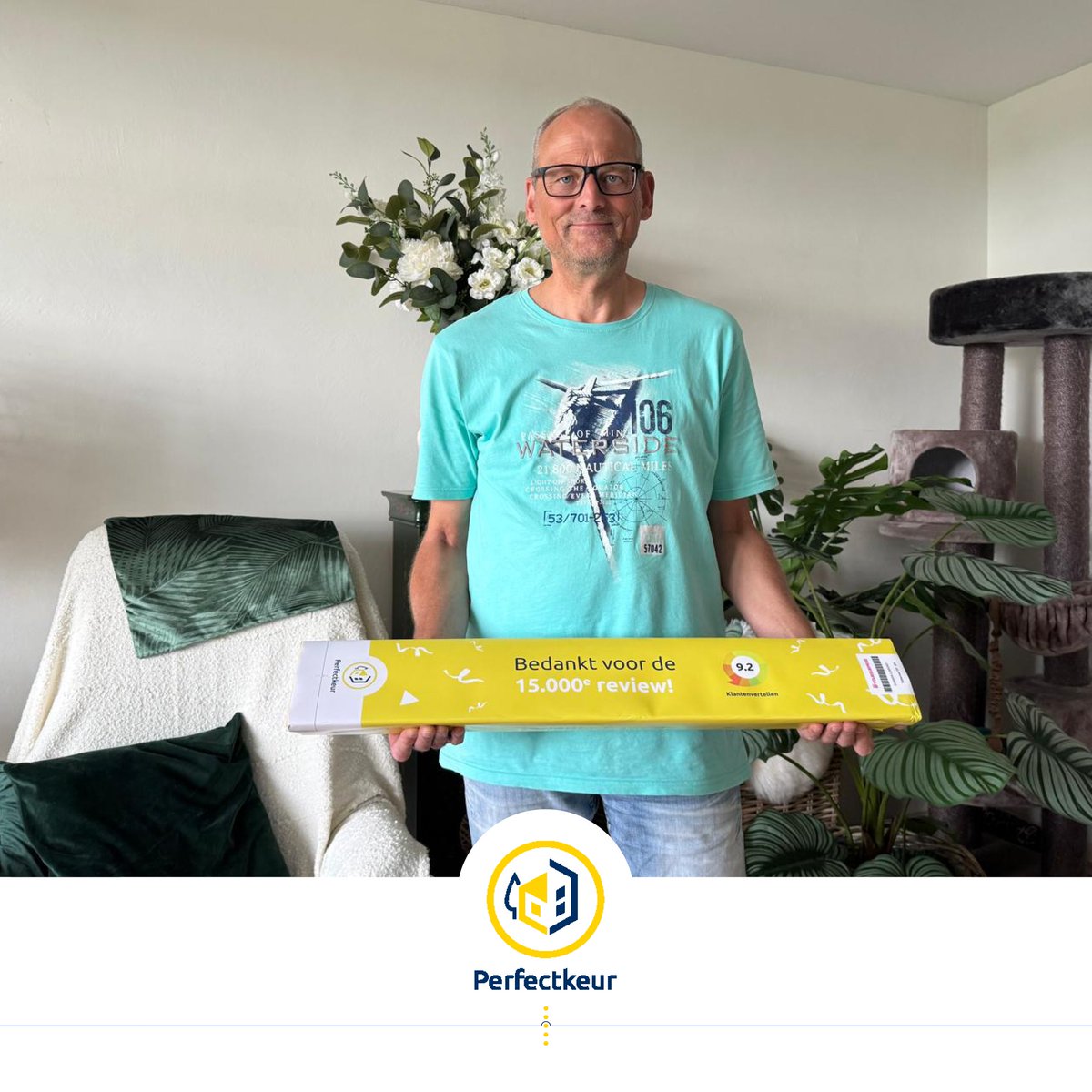 De 15.000e review via Klantenvertellen konden wij natuurlijk niet zomaar voorbij laten gaan.
Daarom hebben we zowel de opdrachtgever als de betrokken makelaar achter deze review verrast met een 1-meter Toblerone reep als bedankje. Op naar de 16.000! 🙌