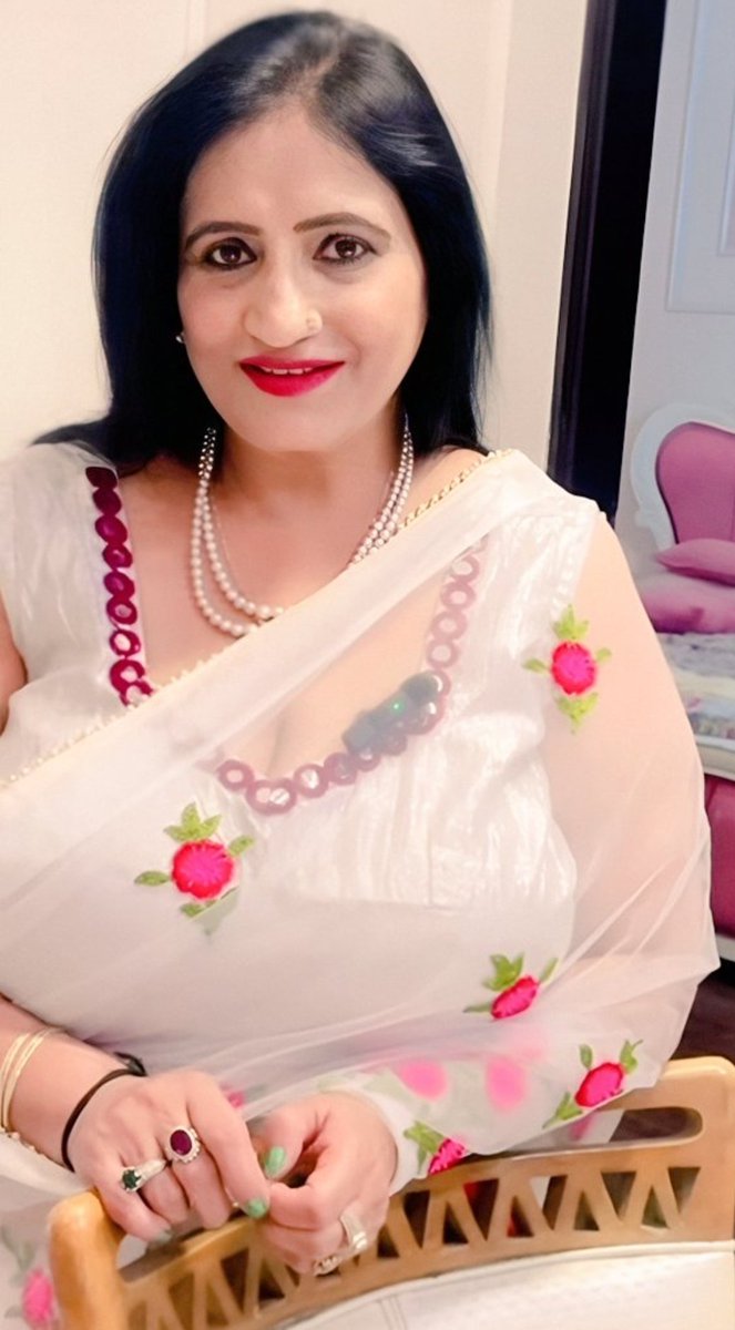 उम्र कहती है अब संजीदा हुआ जाये,
              मन कहता है...
उम्र खत्म हो रही है,
            नादानियां कुछ और कर लें !
#नव_नीता 
#HappyBirthdayToMe