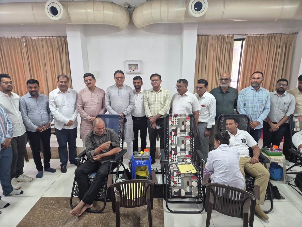 CollectorMeh's tweet photo. "નમો કે નામ રક્તદાન"
માન. વડાપ્રધાનશ્રી નરેન્દ્રભાઈ મોદી સાહેબના જન્મ દિવસ નિમિત્તે મહેસાણા જિલ્લા સંયુક્ત કર્મચારી મોરચાના નેજા હેઠળના મંડળો, સંઘો દ્વારા જિલ્લા વહીવટી તંત્ર મહેસાણાના સહયોગથી જિલ્લાના કુલ-9 સ્થળોએ રક્તદાન કેમ્પનું આયોજન કરવામાં આવ્યું.
#BloodDonationCamp
@CMOGuj @revenuegujarat @infomahesanagog