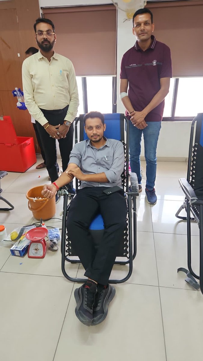 CollectorMeh's tweet photo. "નમો કે નામ રક્તદાન"
માન. વડાપ્રધાનશ્રી નરેન્દ્રભાઈ મોદી સાહેબના જન્મ દિવસ નિમિત્તે મહેસાણા જિલ્લા સંયુક્ત કર્મચારી મોરચાના નેજા હેઠળના મંડળો, સંઘો દ્વારા જિલ્લા વહીવટી તંત્ર મહેસાણાના સહયોગથી જિલ્લાના કુલ-9 સ્થળોએ રક્તદાન કેમ્પનું આયોજન કરવામાં આવ્યું.
#BloodDonationCamp
@CMOGuj @revenuegujarat @infomahesanagog
