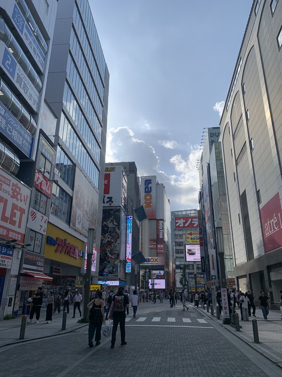 butasaaan9's tweet photo. 久しぶりの秋葉原 https://t.co/ebZxk8OrCX