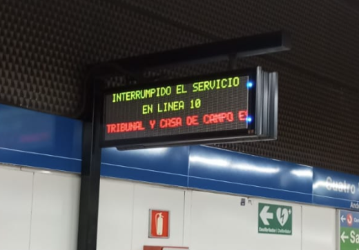 Hoy el Metro se ha vuelto a colapsar: más de 30 minutos parados en Cuatro Vientos, una de las arterias de la Madrid. Eso sí, como no lo gestiona Óscar Puente no lo verás en El Mundo, Ana Rosa, Telemadrid, ABC, OK Diario ni en el resto de medios subvencionados por Ayuso.