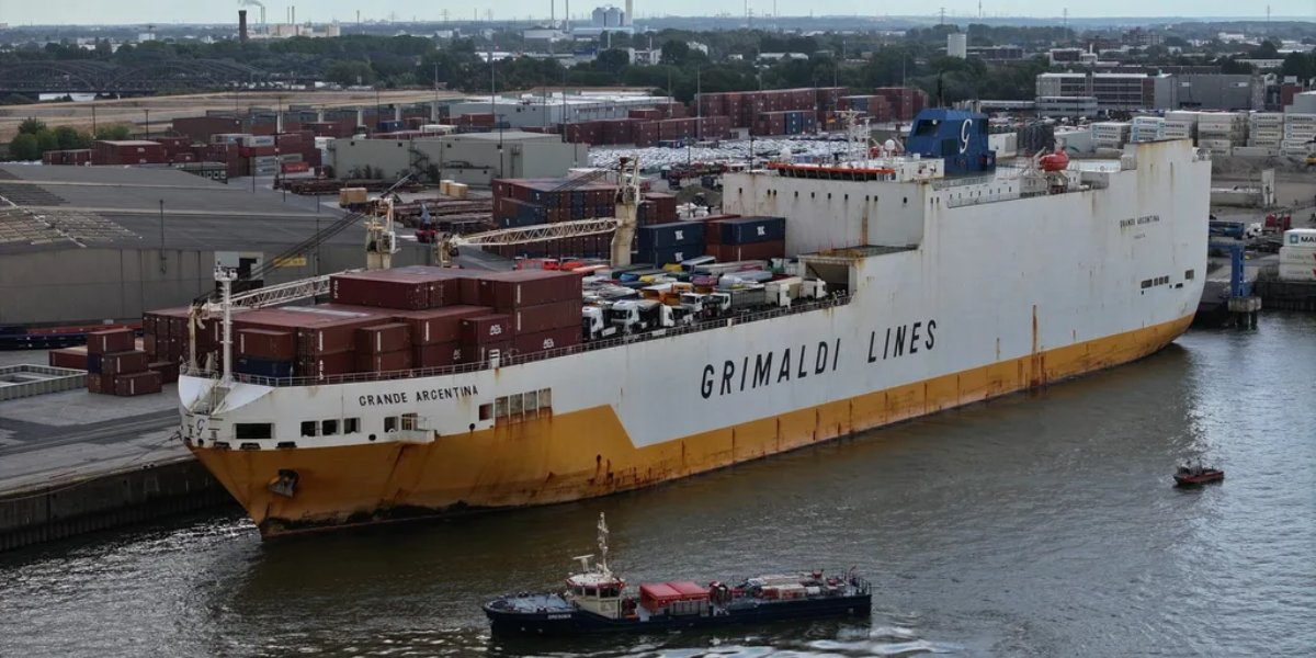 GlobalMaritime6's tweet photo. 🚨Fire Incident Aboard Ro-Ro/Container Carrier Grande Argentina in #HamburgPort

🔗https://t.co/5f25YlCuoS

#MaritimeNews #marinetraffic #RoRo #Shipping #PortSafety #EmergencyResponse #MaritimeNews

#ShippingSafety

#PortOperations

#MaritimeSafety

#RoRo https://t.co/BuF984dHrD