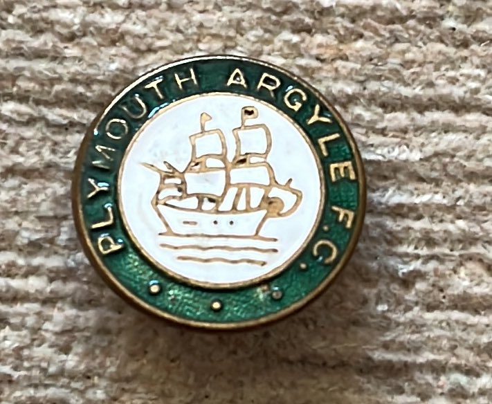 collectfootball's tweet photo. Plymouth Argyle old pin badge with different crest to most of the badges @TheCrazyPilgrim #plymouth @Argyle #badges #pinbadges #football https://t.co/iZwpvJQ3ye