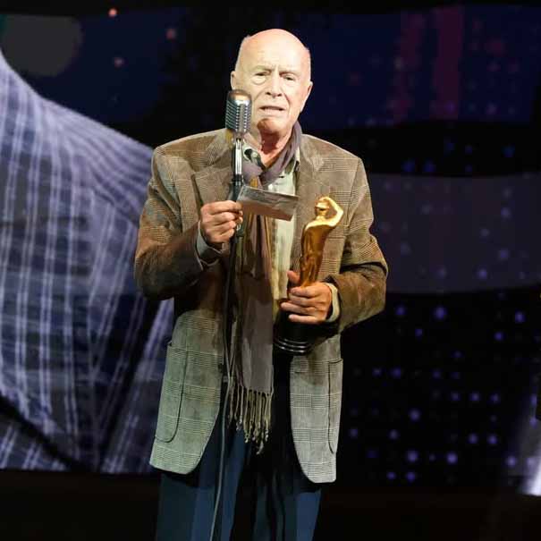 Alp Öyken'e başrolünde yer aldığı Büyük Kuşatma filmindeki performansı nedeniyle 26. Sadri Alışık Tiyatro Sinema Oyuncu Ödülleri'nde “Erden Kıral Seçici Kurul Özel Ödülü” takdim edildi. #AlpÖyken