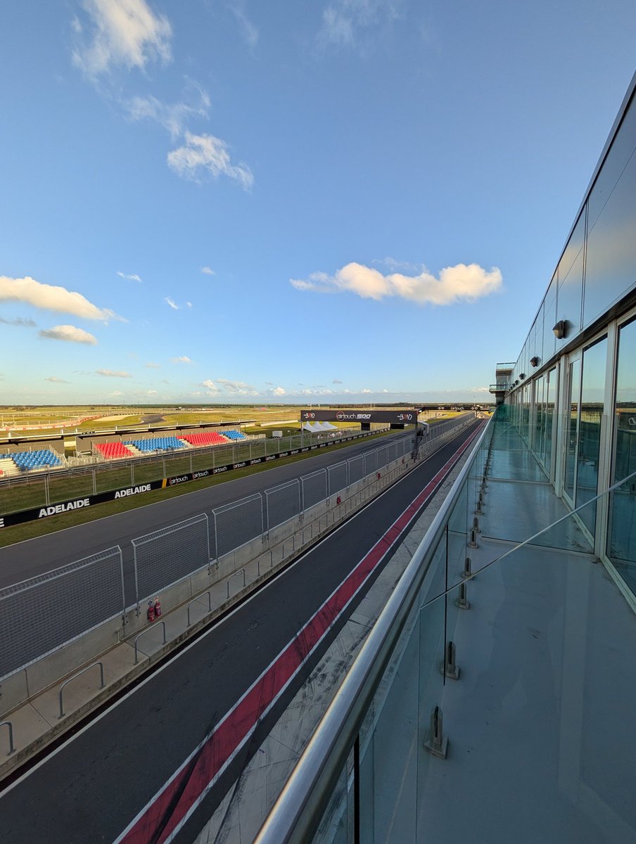 Damion Smy tweet media