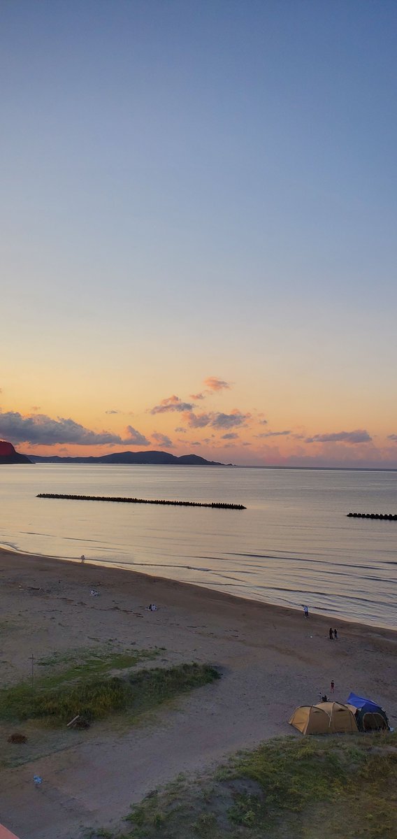 LUNA_COAST's tweet photo. 天気の良い日にこの部屋からの景色、昼間も良いですが、、、（705号室）
夕方のこの時間が一番心地よく過ごせます(^_-)-☆
景色もよく良い雰囲気の中優しい時間をぜひ堪能しにいらしてください。☺ https://t.co/8jULSsjHmy