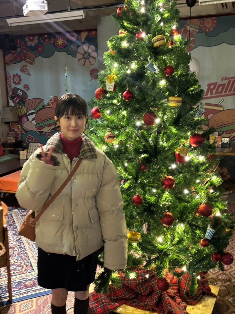 ˚★ #隣のステラの舞台裏 ˚★

千明のバイト先🍔の
クリスマスツリー前で🎄💫

🎬映画『#隣のステラ』大ヒット上映中
#福本莉子