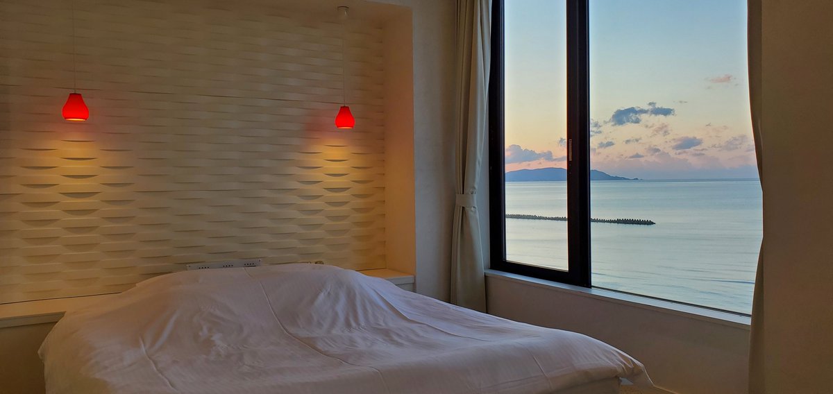 LUNA_COAST's tweet photo. 天気の良い日にこの部屋からの景色、昼間も良いですが、、、（705号室）
夕方のこの時間が一番心地よく過ごせます(^_-)-☆
景色もよく良い雰囲気の中優しい時間をぜひ堪能しにいらしてください。☺ https://t.co/8jULSsjHmy