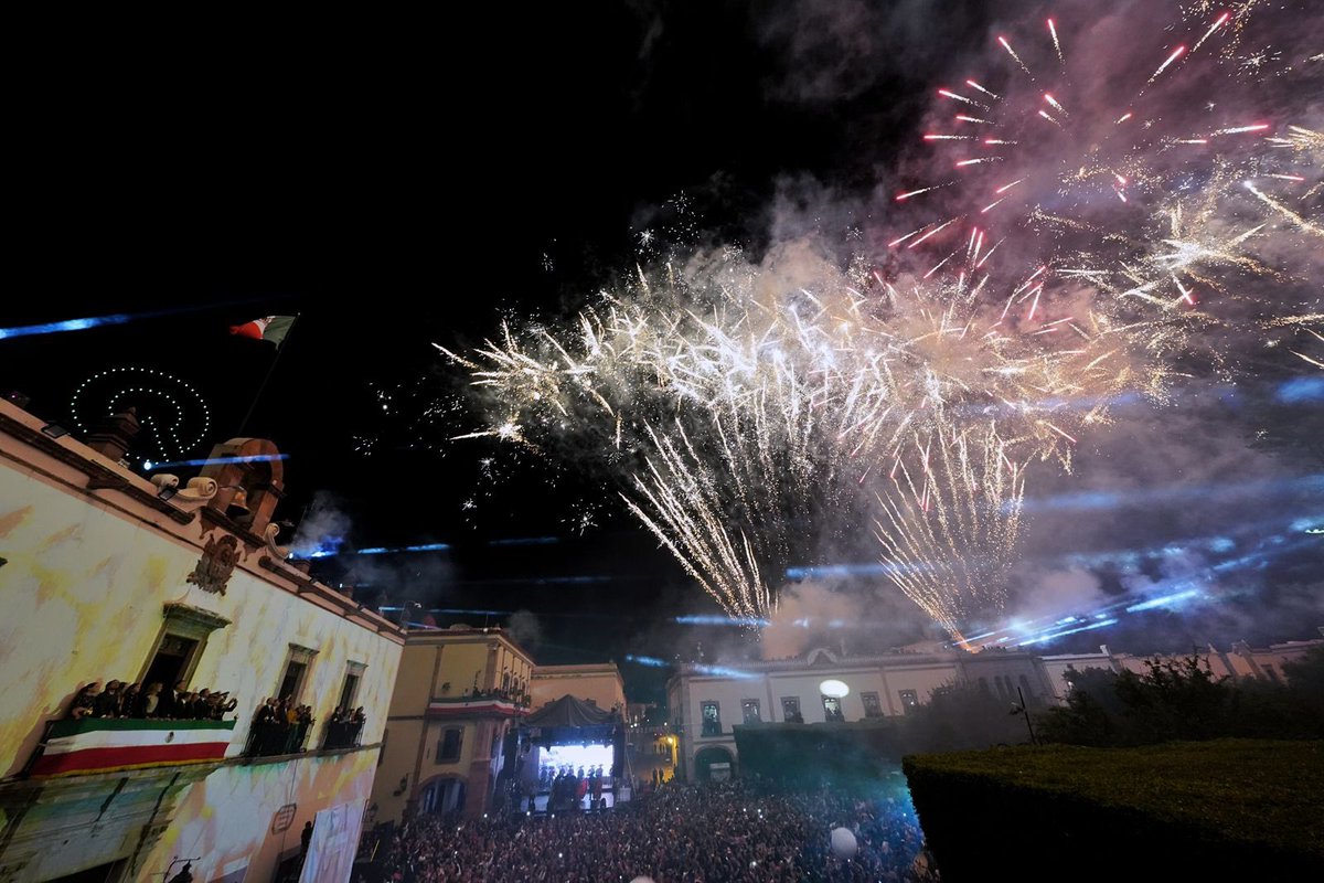 #Reporte 🇲🇽 | En el Palacio de Gobierno en la capital del estado, el alcalde de <a href="/qromunicipio/">Municipio de Querétaro</a>, <a href="/FeliFerMacias/">Felipe Fernando Macías</a>, acompañó al gobernador <a href="/makugo/">Mauricio Kuri</a> durante la celebración del CCXV aniversario del Grito de Independencia.