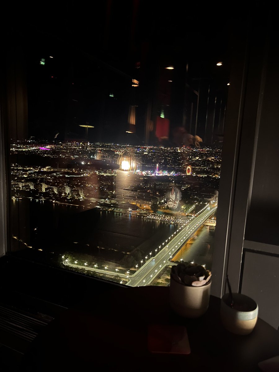 Amazing view in vienna at Bar 57
w/ <a href="/LilNoodlz/">LilNoodles 🇺🇦🕊️🍉</a>