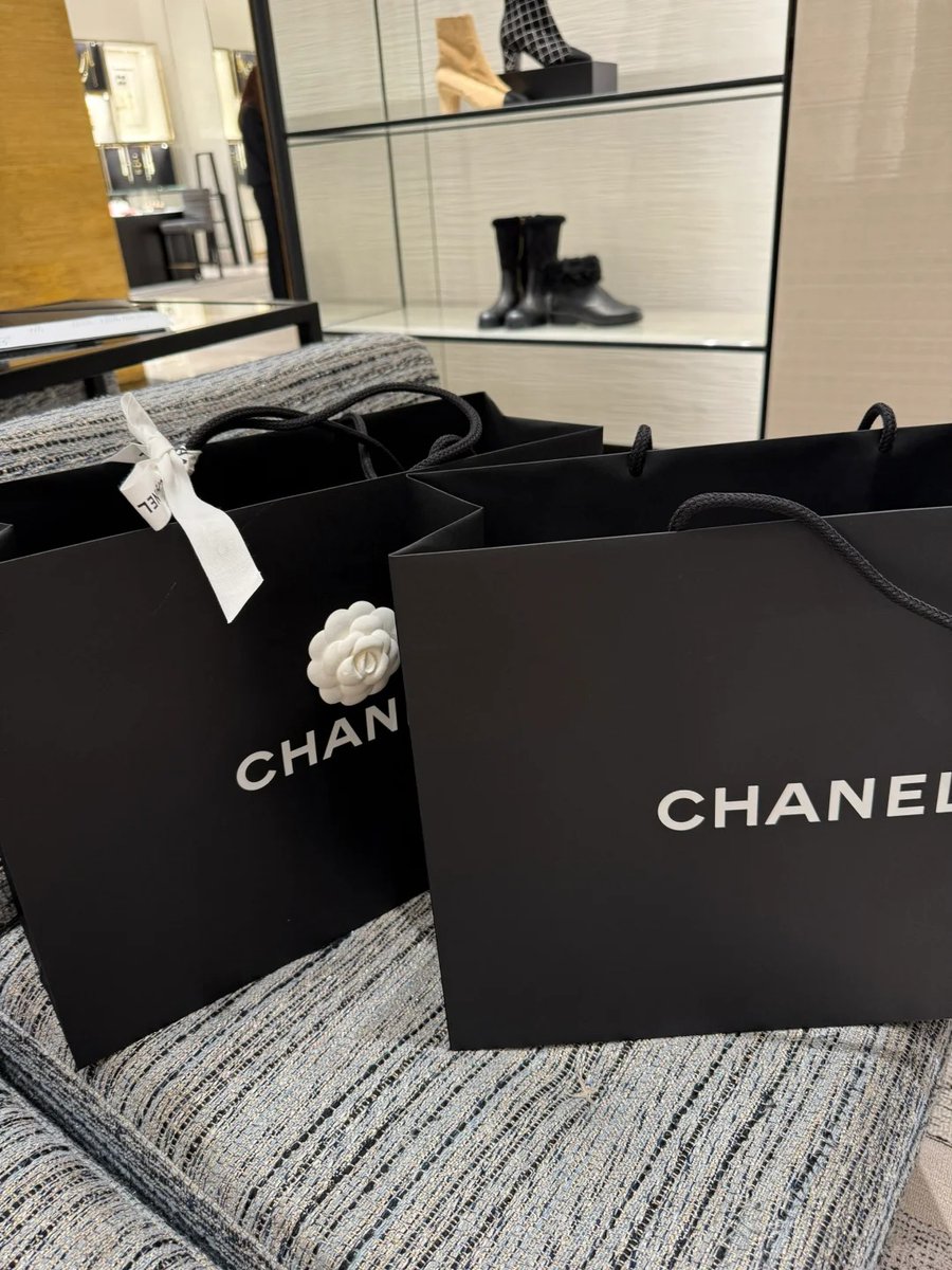 Noelsxarson's tweet image. 午後は友達と一緒にショッピングへ🛍️ 楽しい時間を分かち合い、たくさんの笑顔と素敵な思い出を手に入れました😊✨