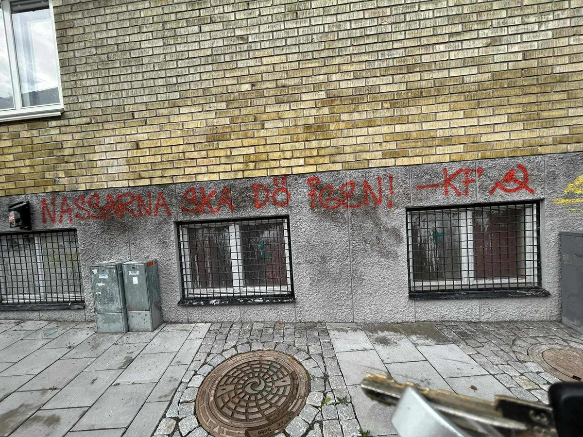 Såhär såg det ut utanför <a href="/HeimdalUppsala/">Föreningen Heimdal</a>:s lokal idag. Känns extra tryggt mtp hur ledande vänsterpolitiker som Margot Wallström (S) och Karin Karlsbro (L) kommenterat mordet på Charlie Kirk.