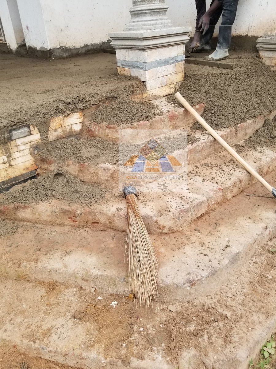 resaterrazo's tweet photo. Day 1 🏗️ Screeding in progress on the shade and entry stairs… next step ➝ sketching the design ✍️ #ResaTerrazzo #Day1Project #FromSketchToShine https://t.co/GyPsU4tW3z