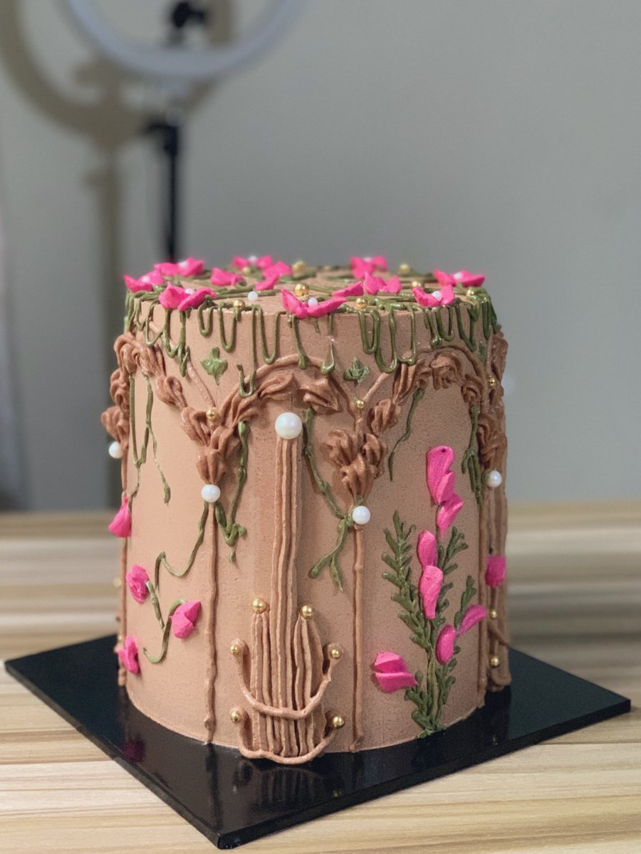 Cake Noveau.

Took me almost 2hrs to create this work of art. 

Frosting: whipped cream.

Pls, help me retweet 🥹, my customers are on your TL. 

It can be made in other colours and different frosting. 

📍 Surulere, Lagos.