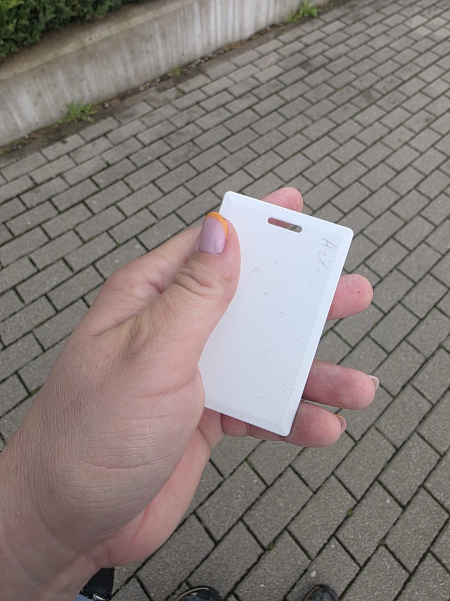 Pie Rusova ielas 9 (Čiekurkalns) uz brauktuves atrasta balta karte. Pieļauju,ka domāta durvju skenēšanai. Uz viņas rakstīts Artis. Otrā pusē ir ēka, kuras kodu karte tā visticamāk ir. Īstais cilveks zinās, kas tur attelots #atrasts #pazudis