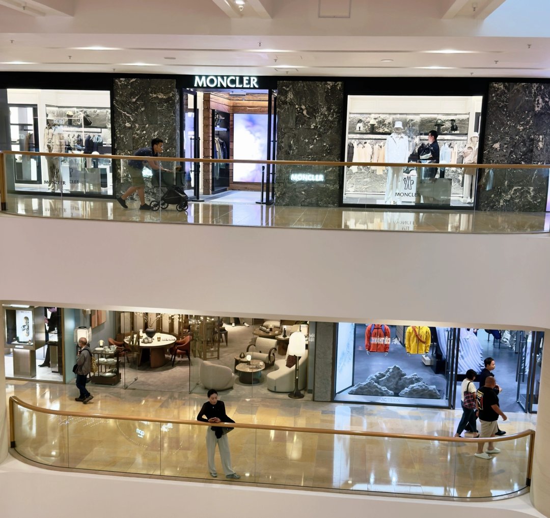 Rickcskson's tweet image. 午後は友達と一緒にショッピングへ🛍️ 楽しい時間を分かち合い、たくさんの笑顔と素敵な思い出を手に入れました😊✨