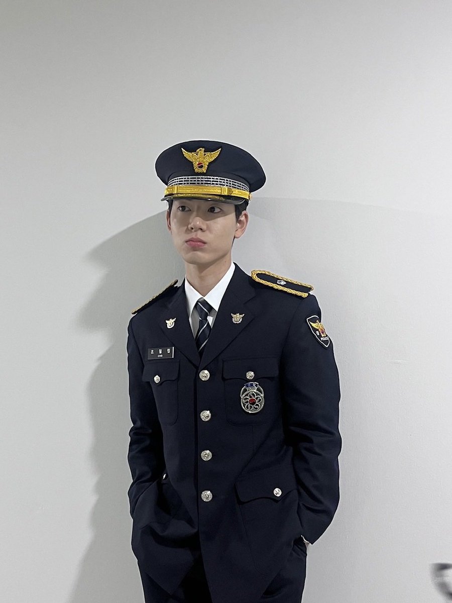 tosummer_'s tweet image. 헐 배현성 경찰 제복 ㅁㅊ..................