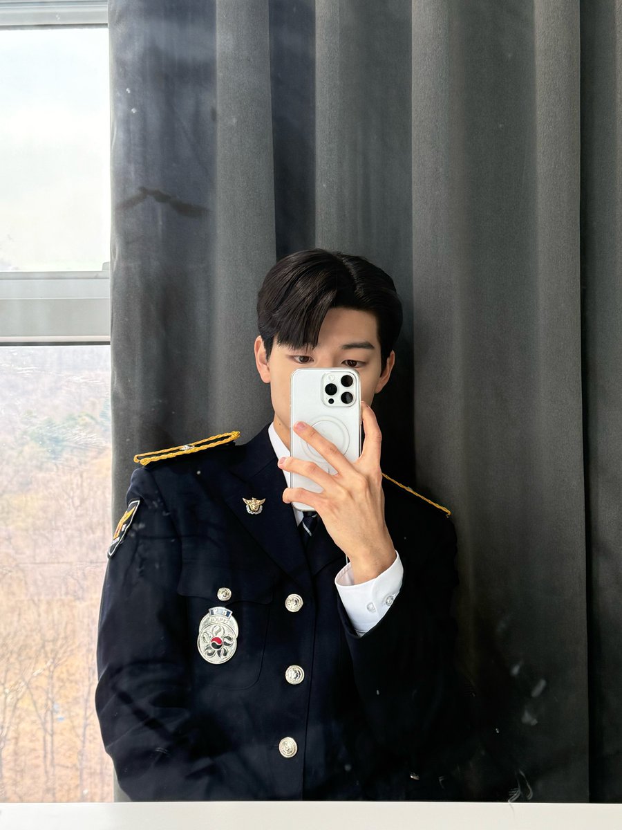 tosummer_'s tweet image. 헐 배현성 경찰 제복 ㅁㅊ..................