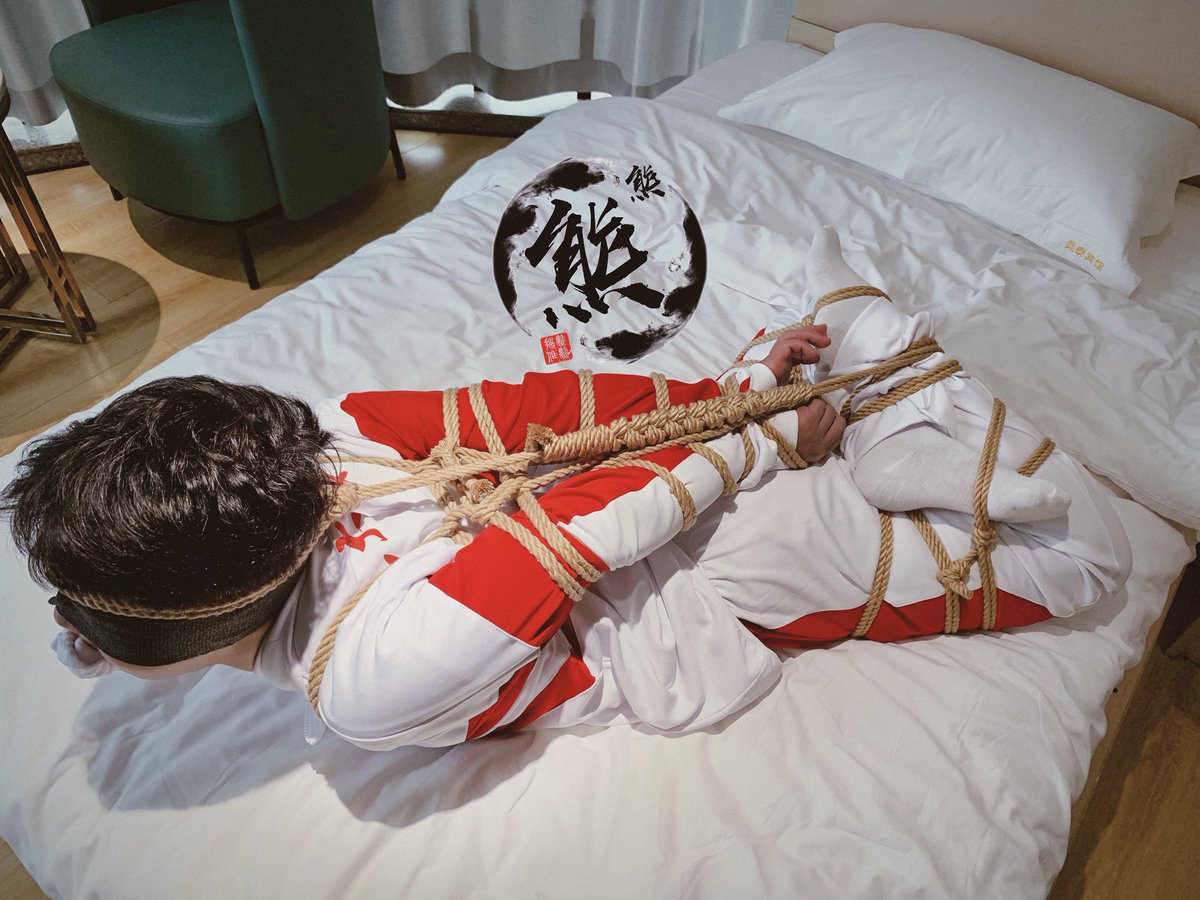 Xiongxiong_'s tweet photo. 白色校服紧贴男孩滚烫的皮肤，红绳粗野缠绕，深深嵌进每寸肌肉。绳结一圈圈勒紧，粗糙的绳子摩擦出火辣的红痕，绳头像野兽的利爪，锁住他挣扎的腰身，欲望在每道绳纹下咆哮。绳索绞紧的瞬间，@XIGuA_bg喘息加重，汗水顺着绳路滑落——还等啥？ https://t.co/NshcR3wiJo