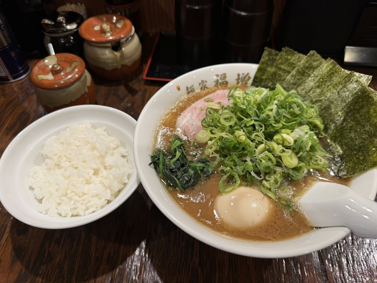 お昼時なので
🥢近隣店舗様ご紹介🥢

福増様

オススメは特製ラーメン！
濃厚なスープに九条ネギが合う！
一緒に食べれば、
重さなんてない、ゼッ！

ちなみに店主様は…
武⚪︎家で修行されていたそうです🍜
ダーツもだいぶお好きな方でした！

新高円寺にいらっしゃる際は、是非行ってみてください！