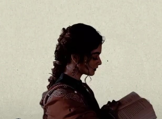 Divya72709095's tweet image. &quot; मैं हूं,
कमरा है, 
किताबें हैं,
ख्वाब हैं,
जिम्मेदारियां हैं,
गाने हैं...
कैसे मान लूं मैं अकेली हूं 

- आलोक