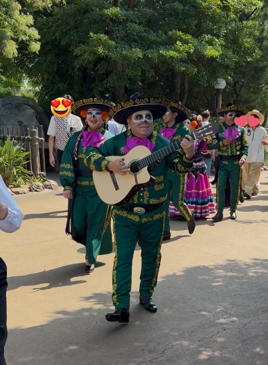 semu__da's tweet photo. やばいよ😭マリアッチ衣装可愛すぎて泣きそう😭泣いてるよ🥲
踊り子のお姉さん....😇 https://t.co/cTdexL7NQU