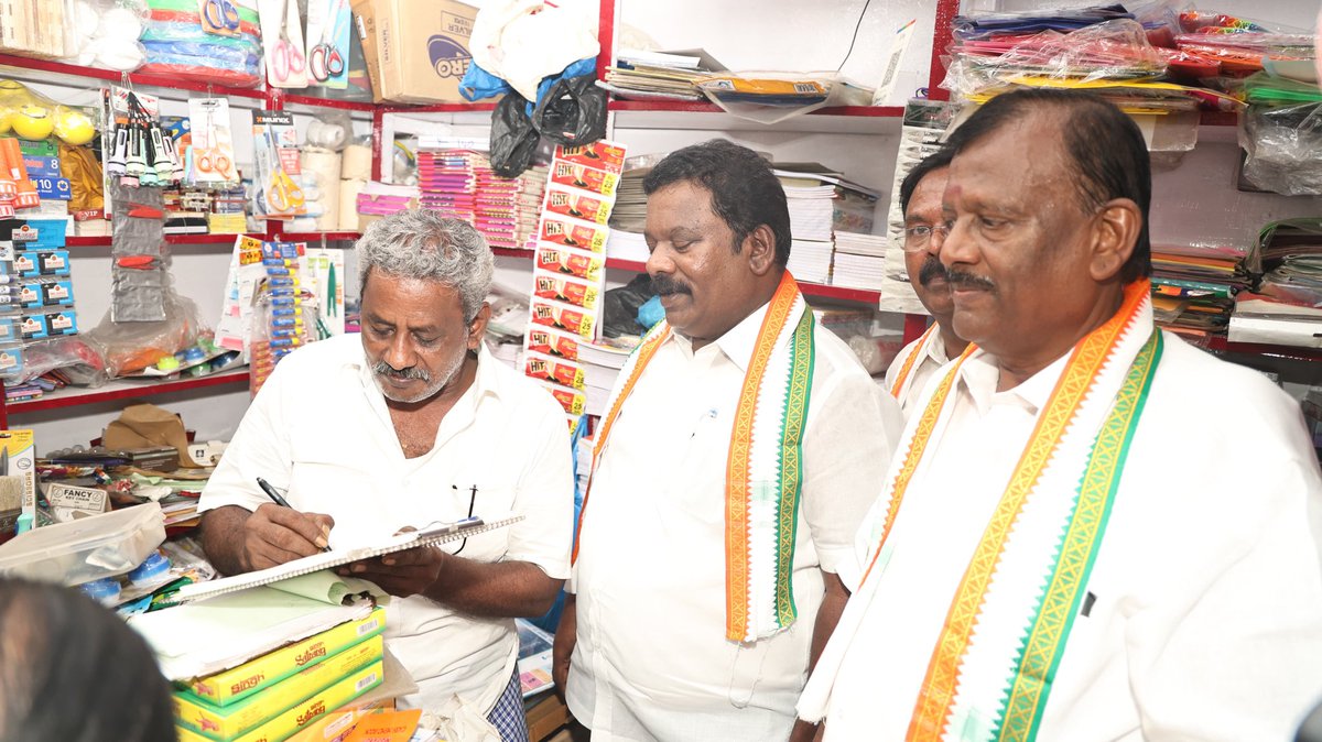 INCTamilNadu's tweet image. வாக்குத் திருட்டை கண்டித்து மாபெரும் கையெழுத்து இயக்கத்தை தமிழ்நாடு காங்கிரஸ் கமிட்டி தலைவர் திரு. கு. செல்வப்பெருந்தகை, எம்.எல்.ஏ., அவர்கள் தொடங்கி வைத்தார். 

#VoteChori