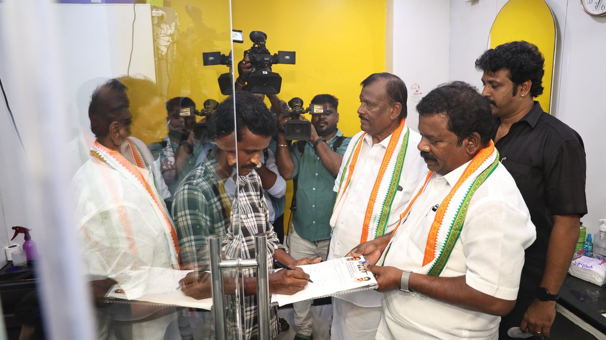 INCTamilNadu's tweet image. வாக்குத் திருட்டை கண்டித்து மாபெரும் கையெழுத்து இயக்கத்தை தமிழ்நாடு காங்கிரஸ் கமிட்டி தலைவர் திரு. கு. செல்வப்பெருந்தகை, எம்.எல்.ஏ., அவர்கள் தொடங்கி வைத்தார். 

#VoteChori