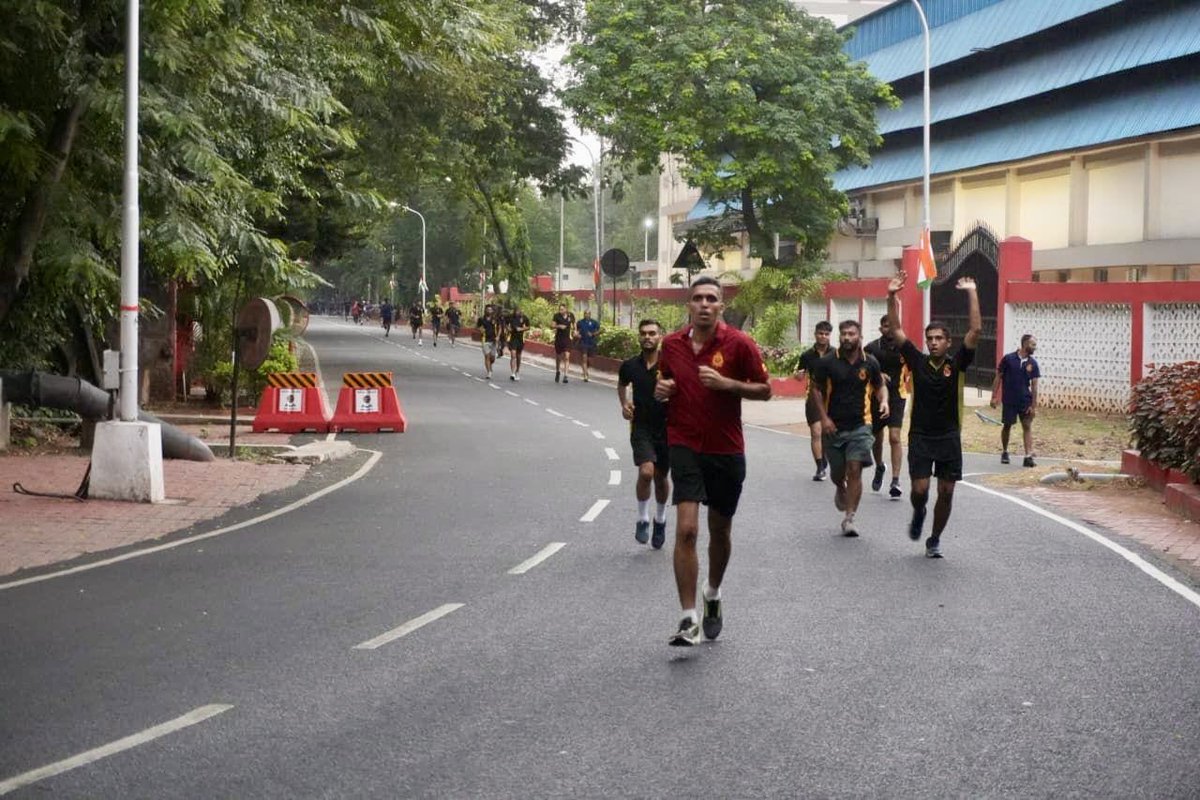 IN_EasternFleet's tweet image. “Discipline and fitness are the anchors of strength.” ⚓💪

#INSKirch ship’s company came together for a spirited Cross Country Run, promoting health, fitness &amp;amp; camaraderie.
Every mile reflected unity, endurance &amp;amp; Navy spirit. 🏃‍♂️🌅

#FitnessFirst | #RunForFun |…