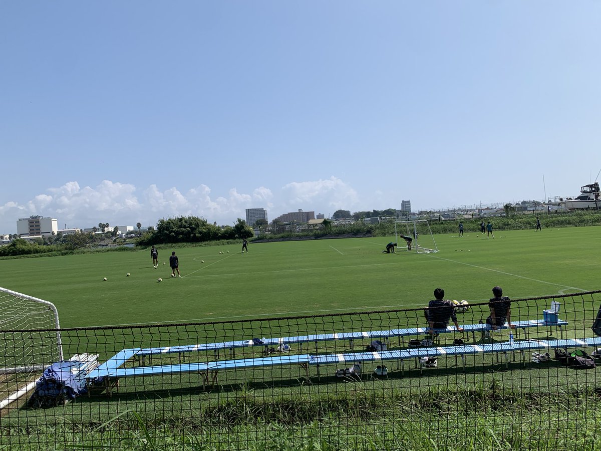 c_moon2013's tweet photo. J1湘南に期限付き移籍中のGK吉田舜選手。移籍の際「やり続ければ絶対に出られる」と西川、牲川両選手に励まされ塩田コーチからはチームは残留争いしているから「元気を出して盛り上げろ」と助言を受けたそうです。先発した鹿島戦から名古屋、川崎、横浜FCと続く湘南。GK吉田の活躍に期待です。 https://t.co/uLeFTpUMo7